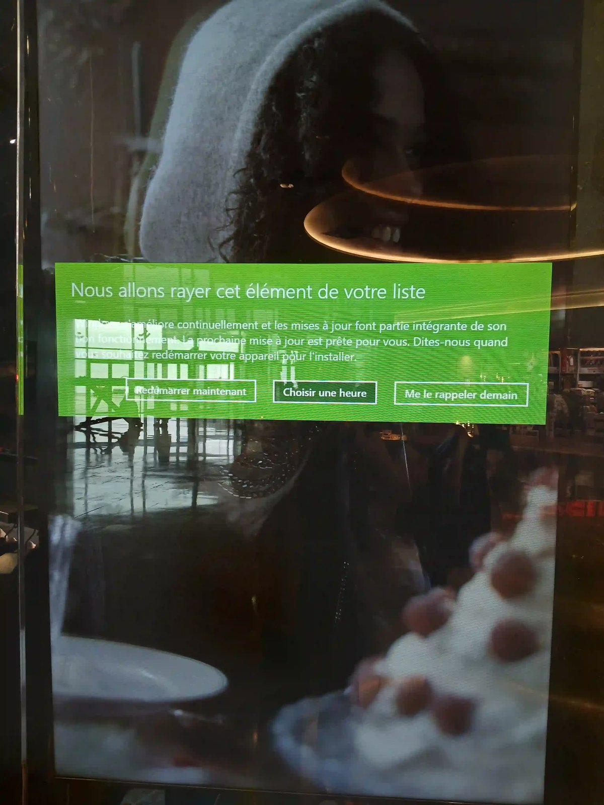 Un écran d'affichage dans une agence immobilière avec un écran vide