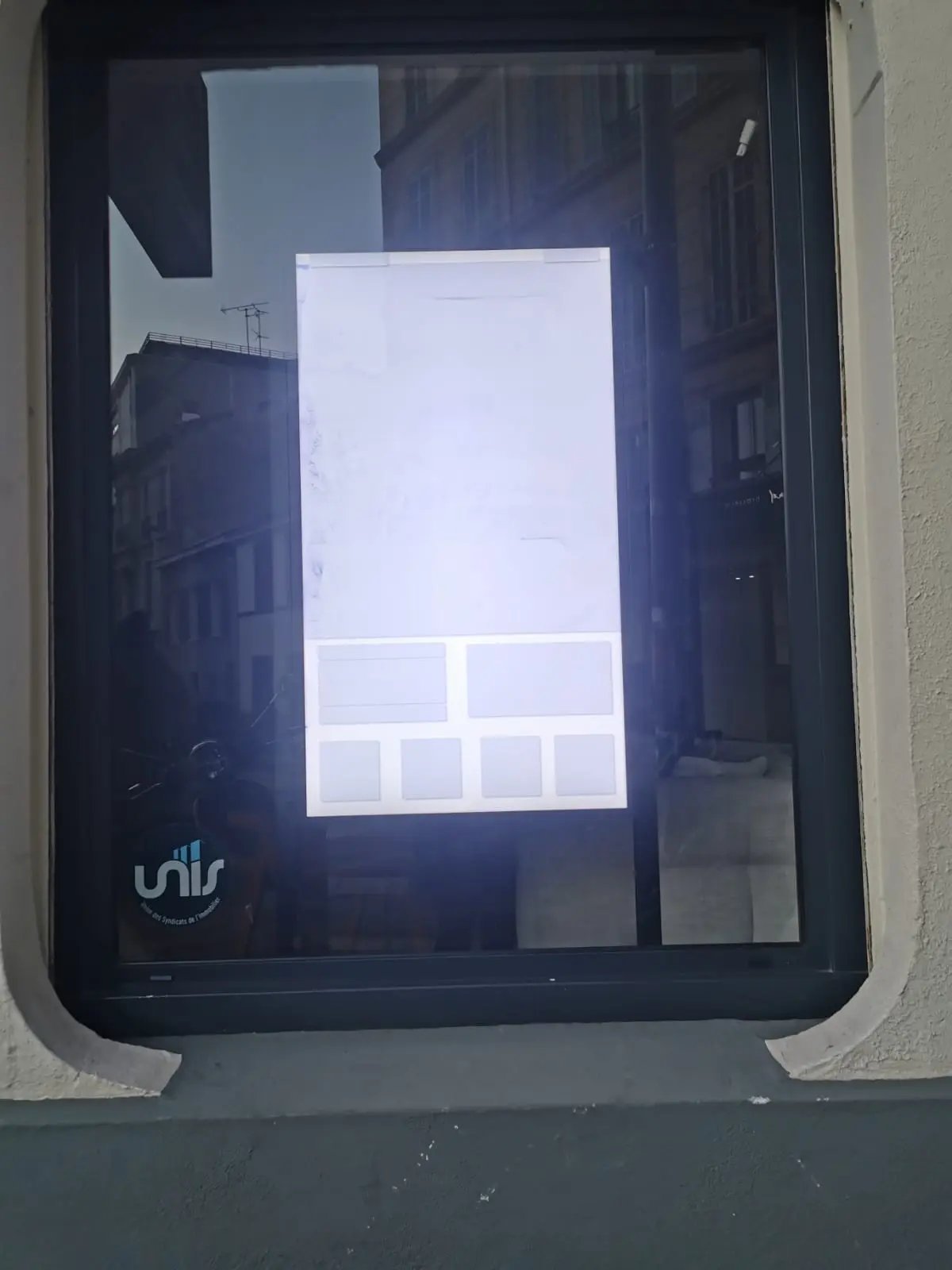 Un écran d'affichage montrant une interface vide
