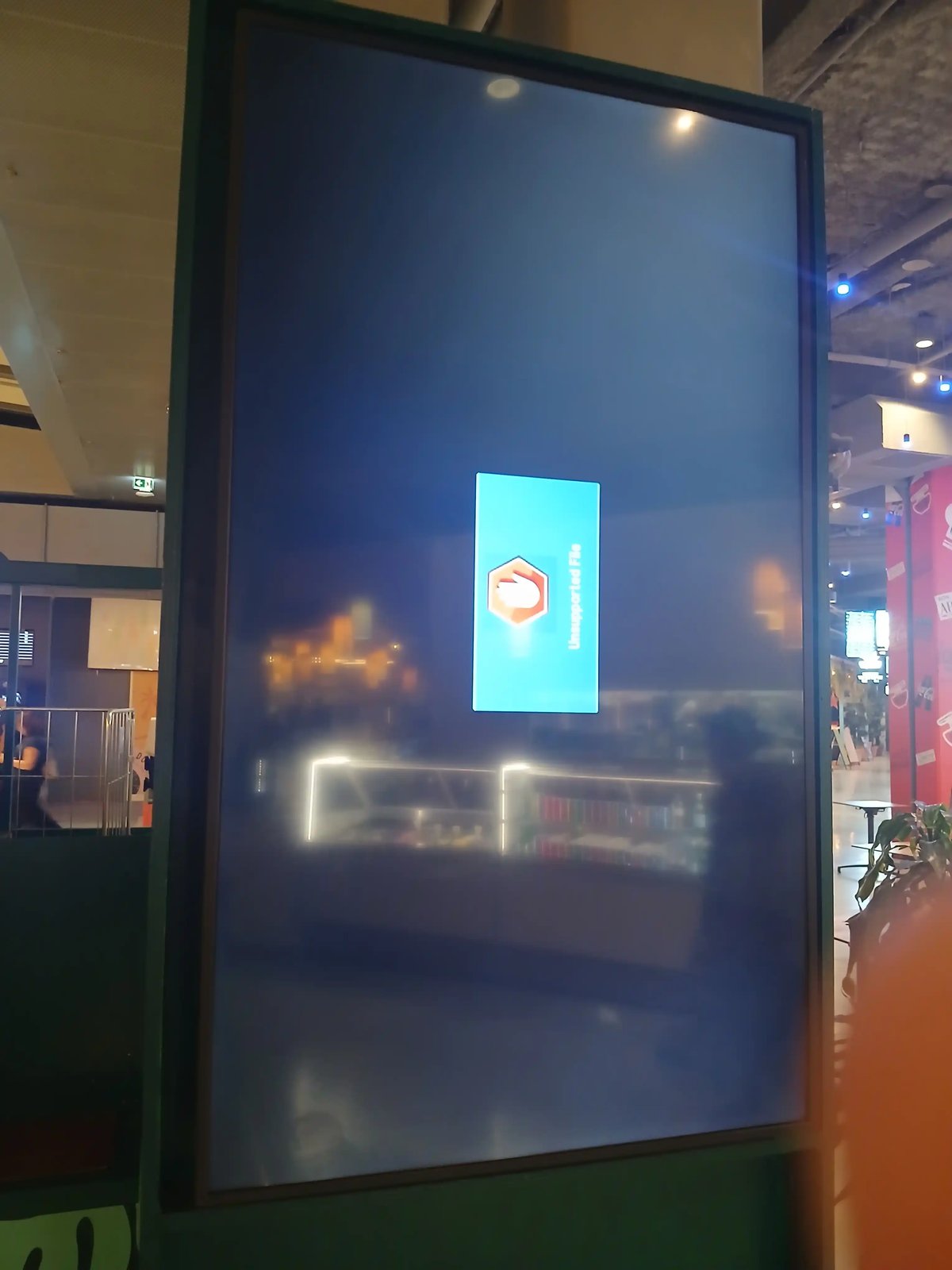 Un écran public montrant un message d'erreur à la verticale