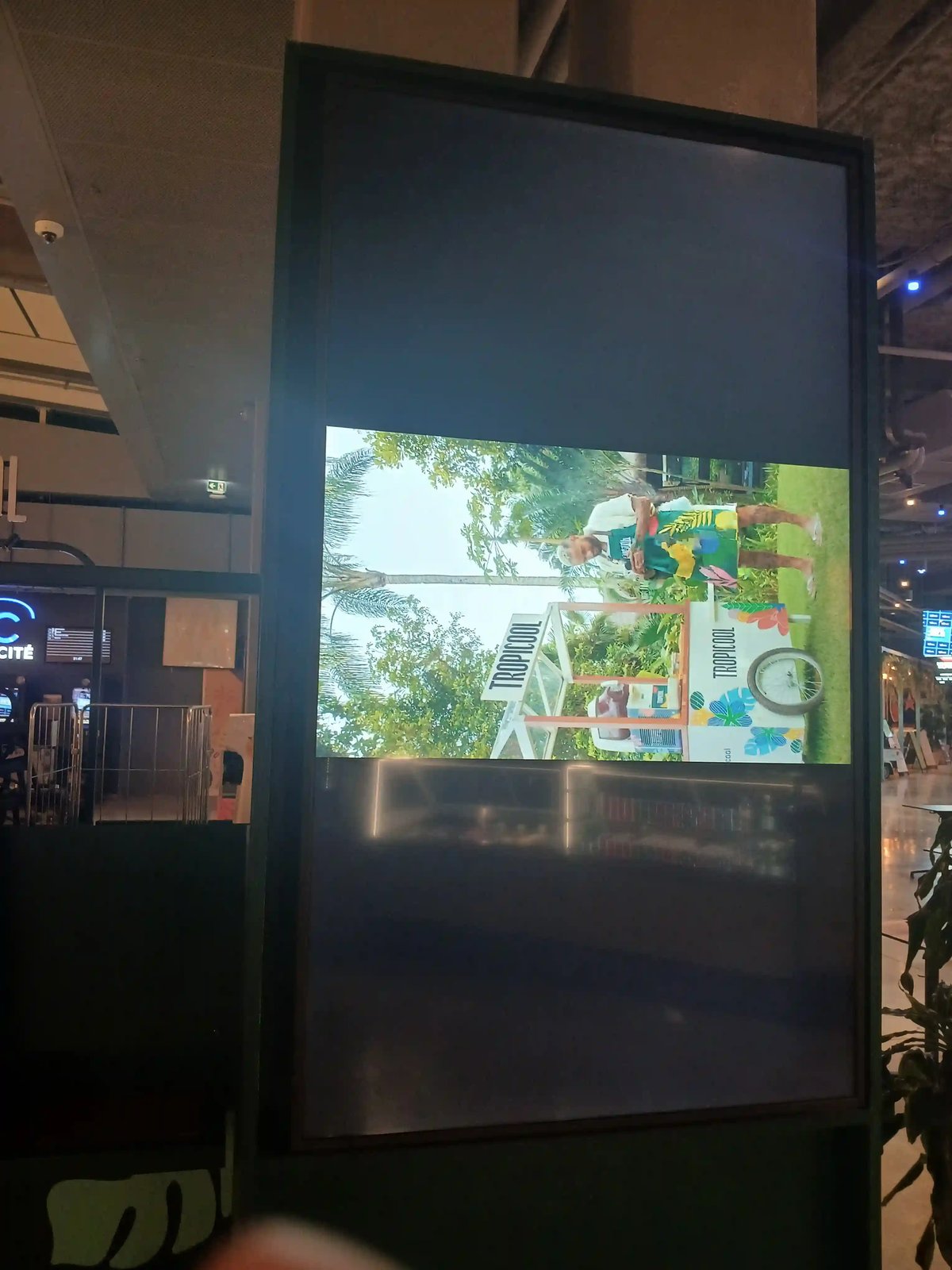 Un écran d'affichage montrant une image avec une rotation de 90 degrés