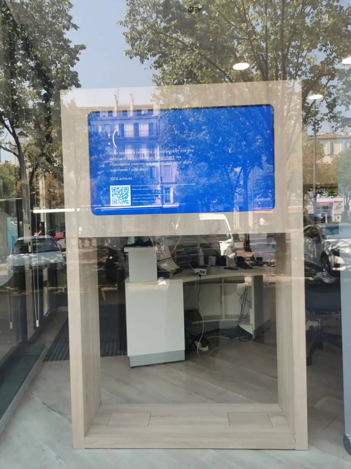 Un écran public montrant un écran bleu Windows