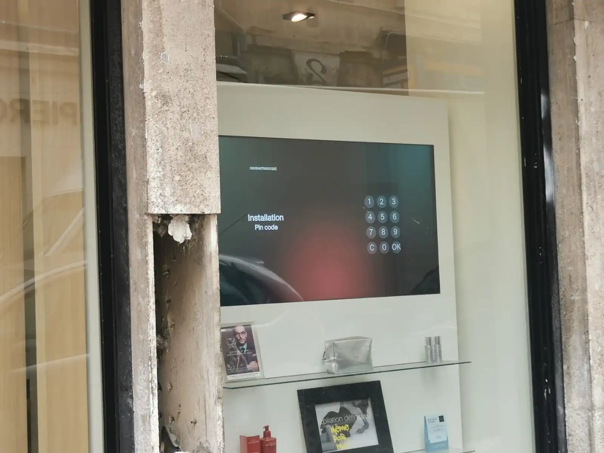 Écran public montrant écran verrouillé demandant un code