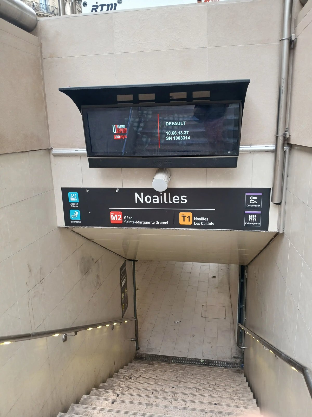 Un écran public affichant une interface de débogage à l'entrée du métro