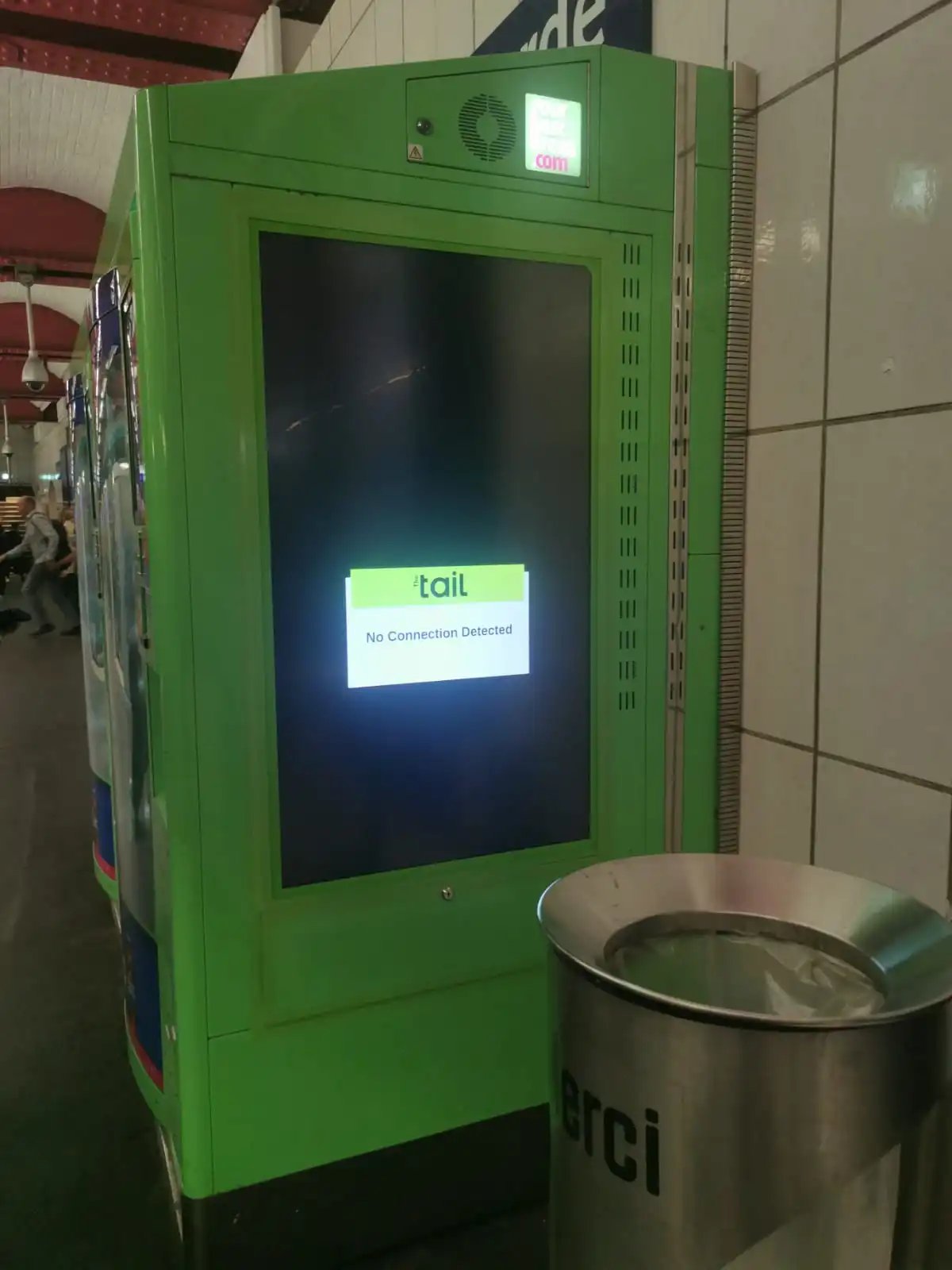 Un écran public en dysfonctionnement sur un distributeur automatique