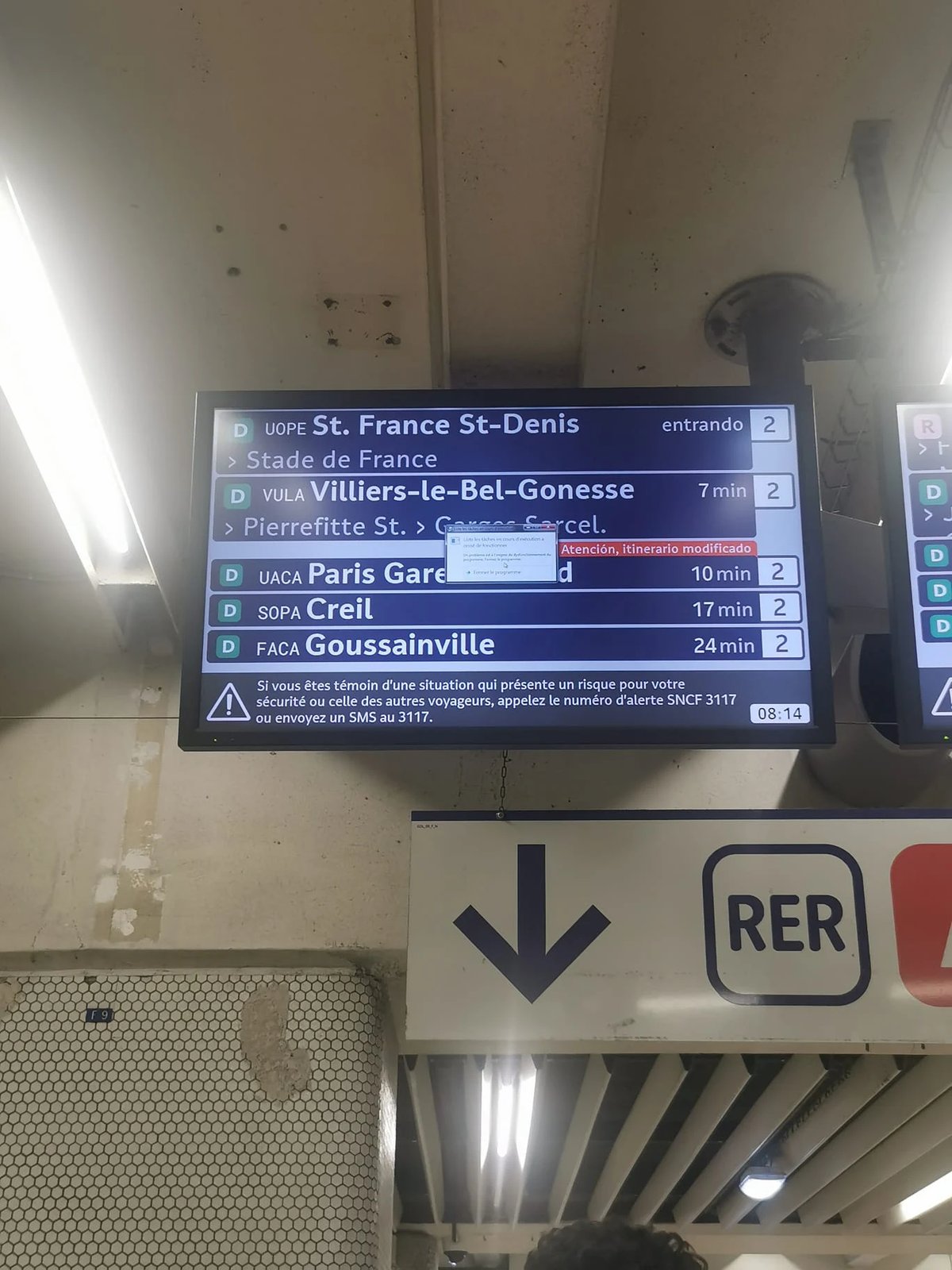 Écran public dans une gare affichant une erreur Windows