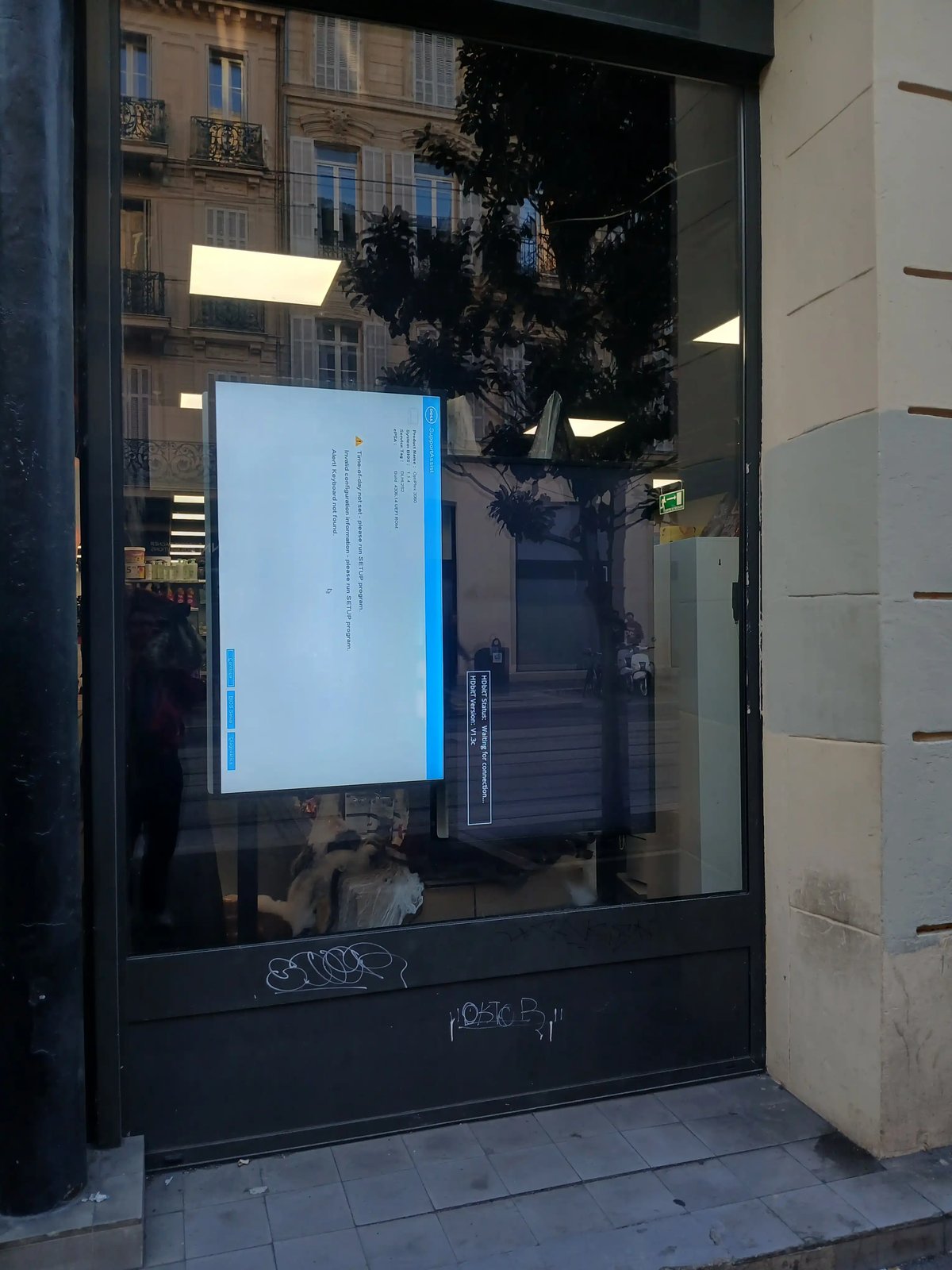 Deux écrans d'affichage, un noir, un montrant une erreur