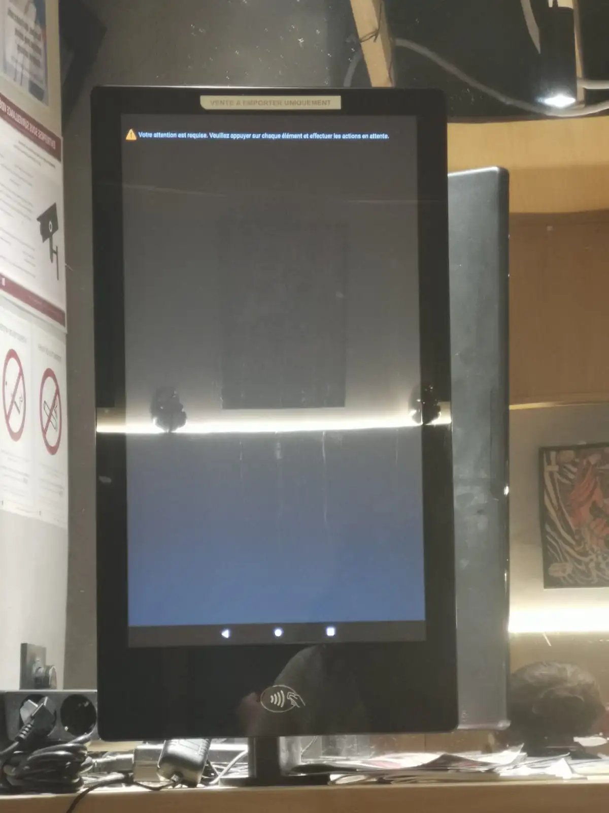 Un écran tactile avec un message d'erreur