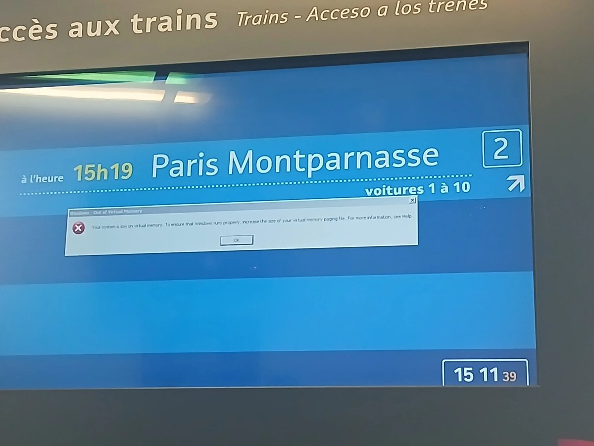 Écran d'affichage dans une gare montrant une erreur Windows