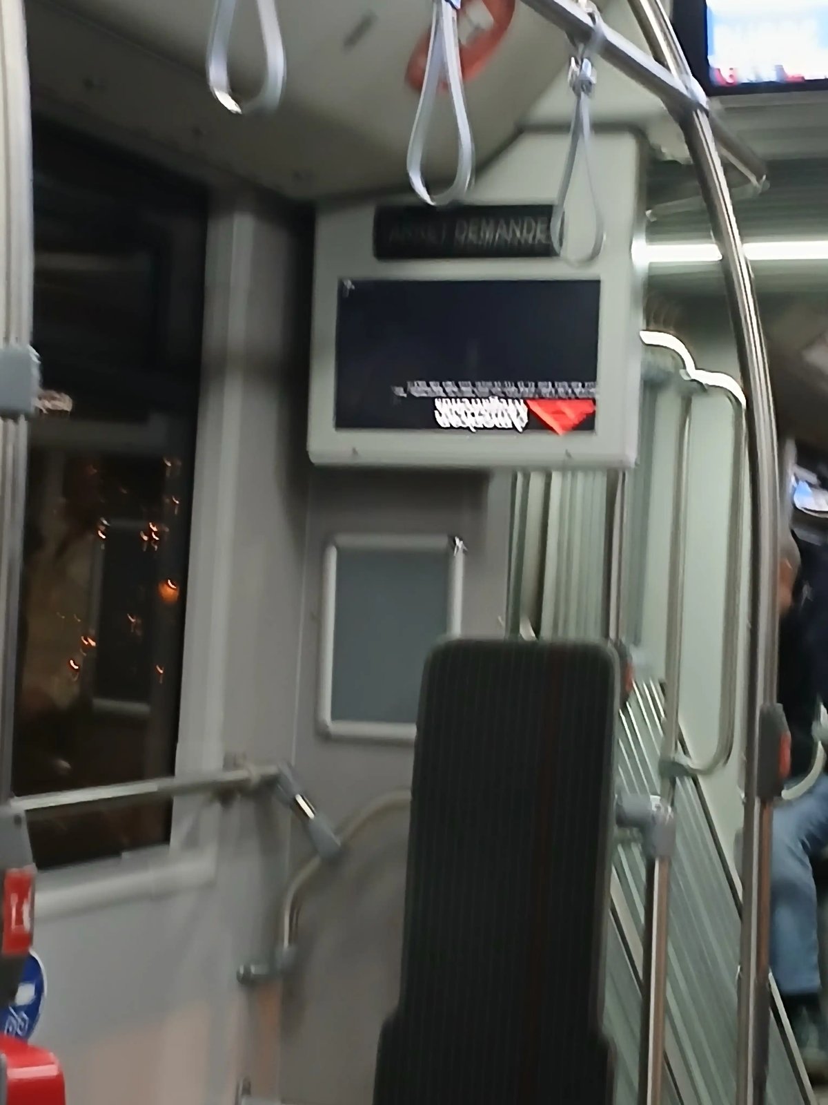 Écran d'affichage dans un bus montrant un écran American Megatrends