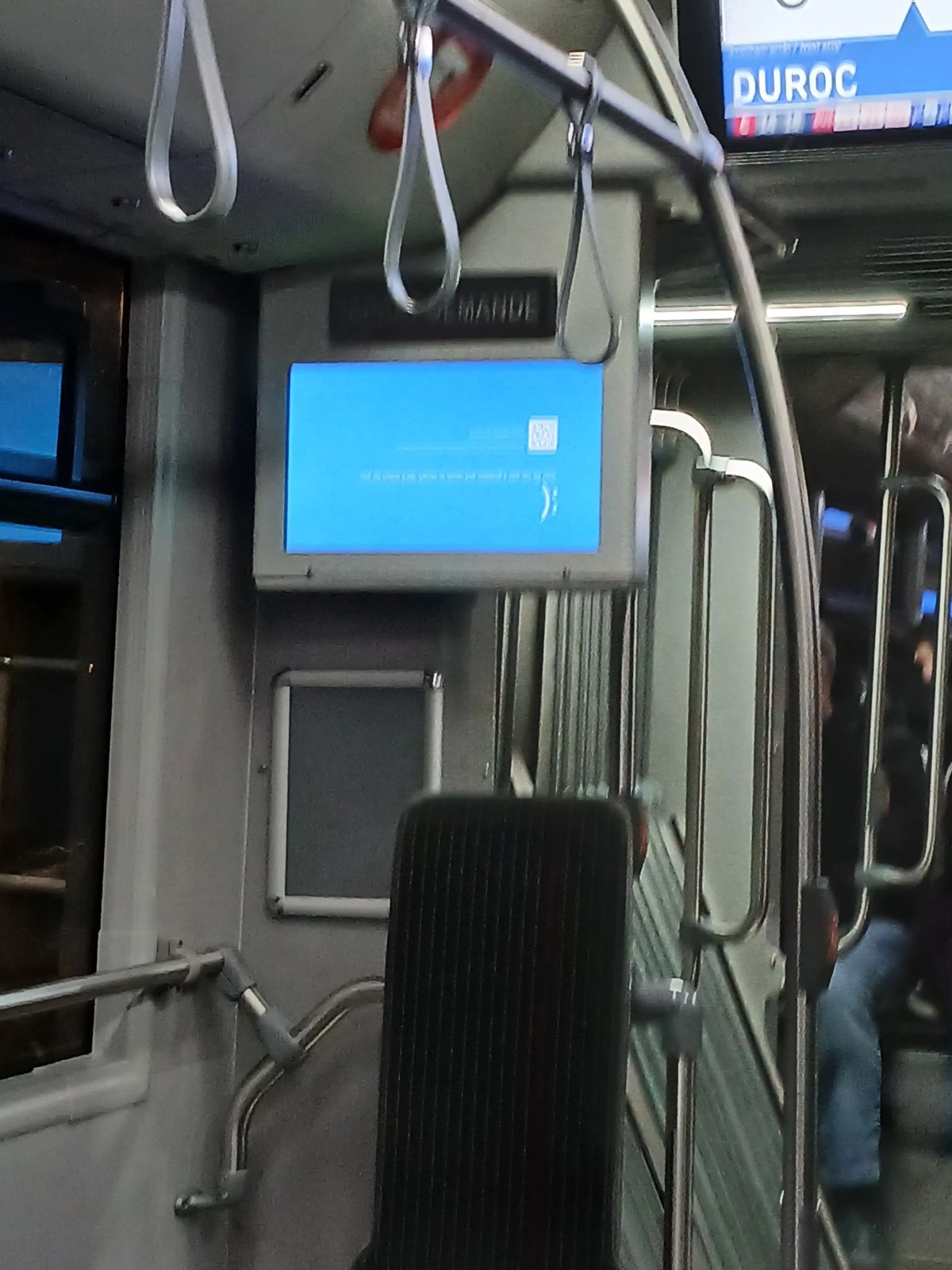 Un écran d'affichage dans un bus montrant un écran bleu Windows