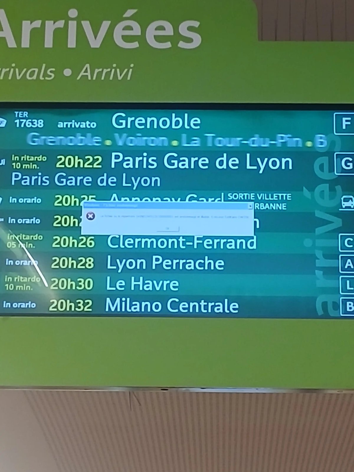 Écran d'affichage dans une gare montrant une erreur Windows