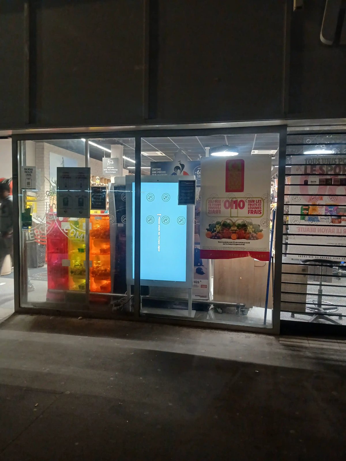 Un écran noir dans une vitrine de supermarché