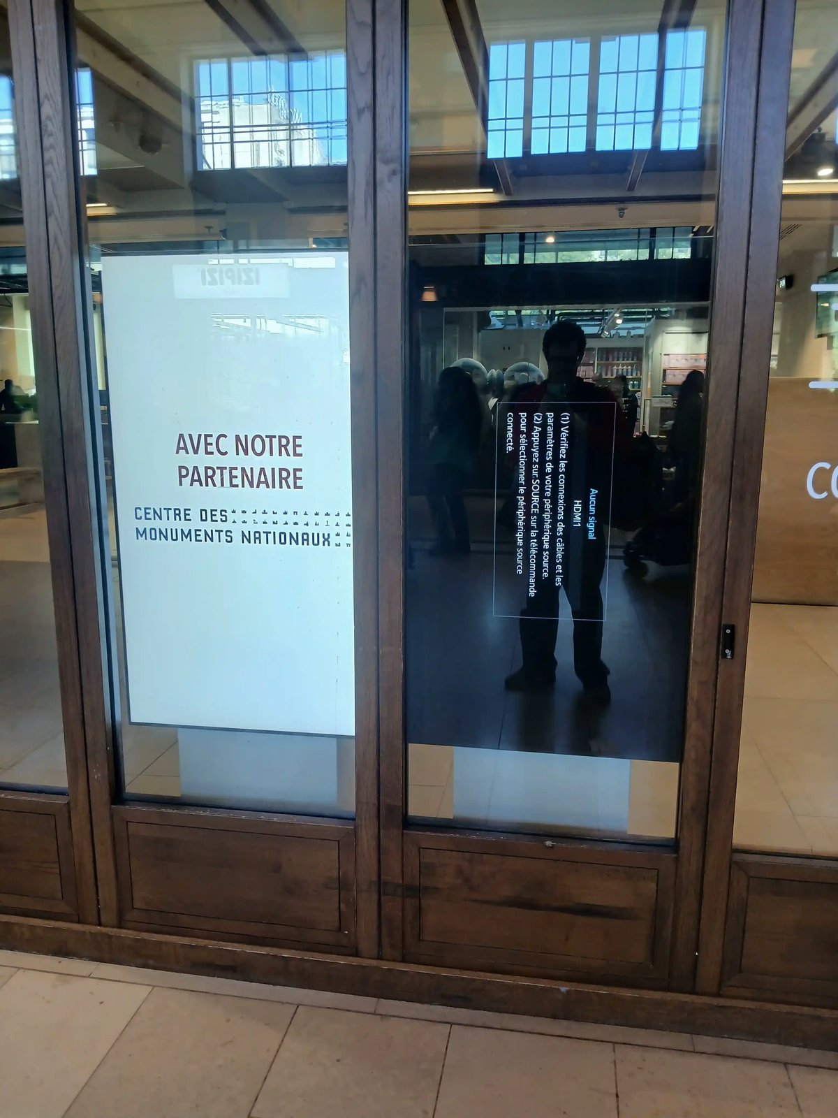 Un écran d'affichage noir avec un message d'erreur