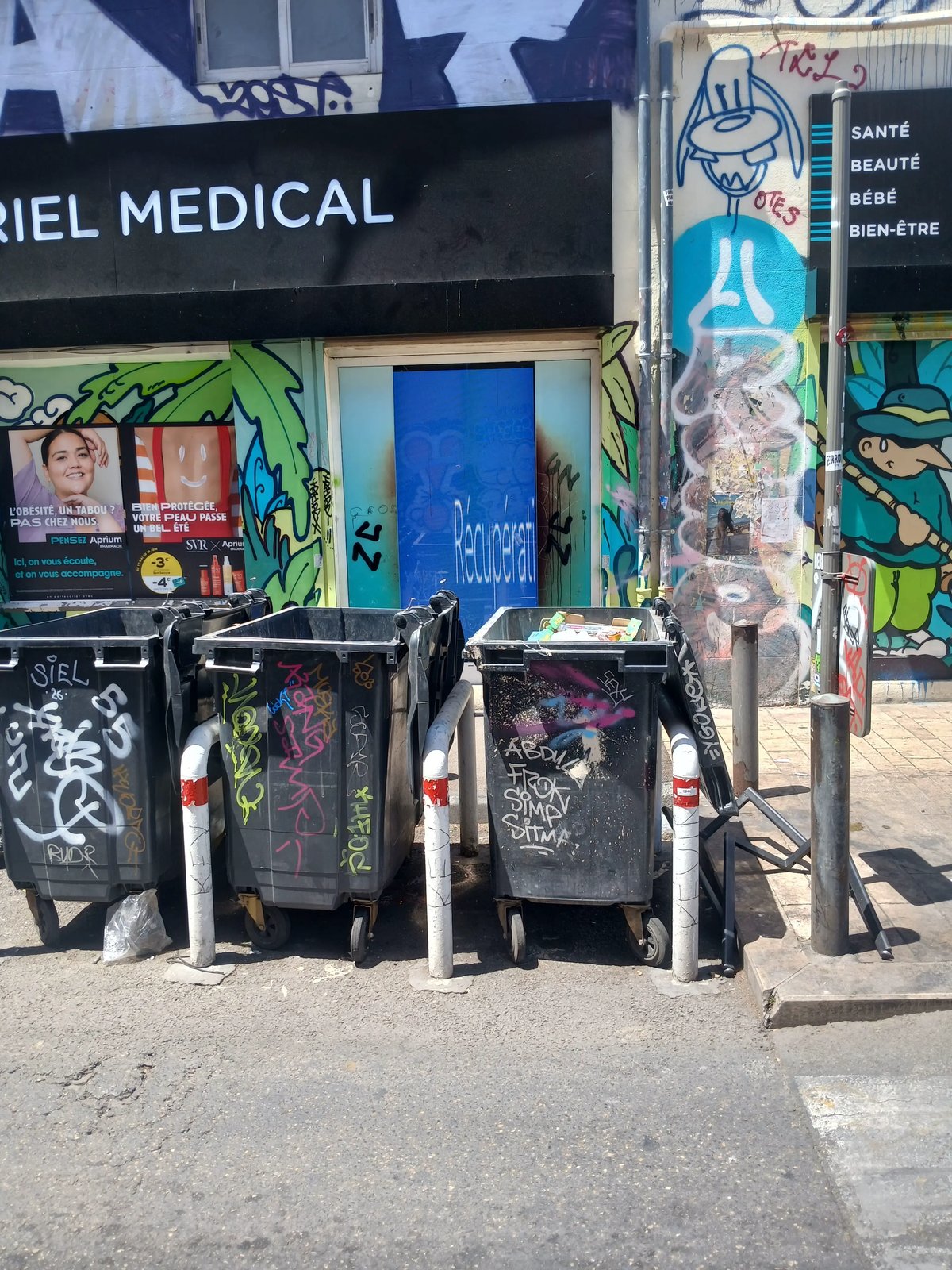Un écran à l'extérieur d'une pharmacie qui montre un écran bleu Windows