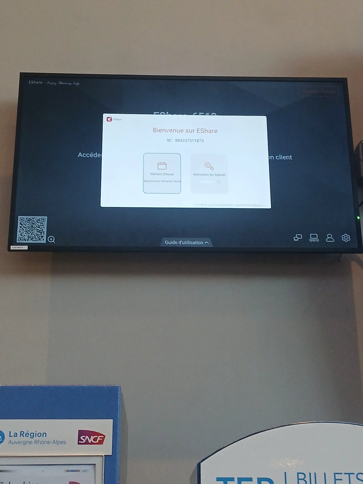 Un écran d'affichage en gare montrant l'interface d'un logiciel