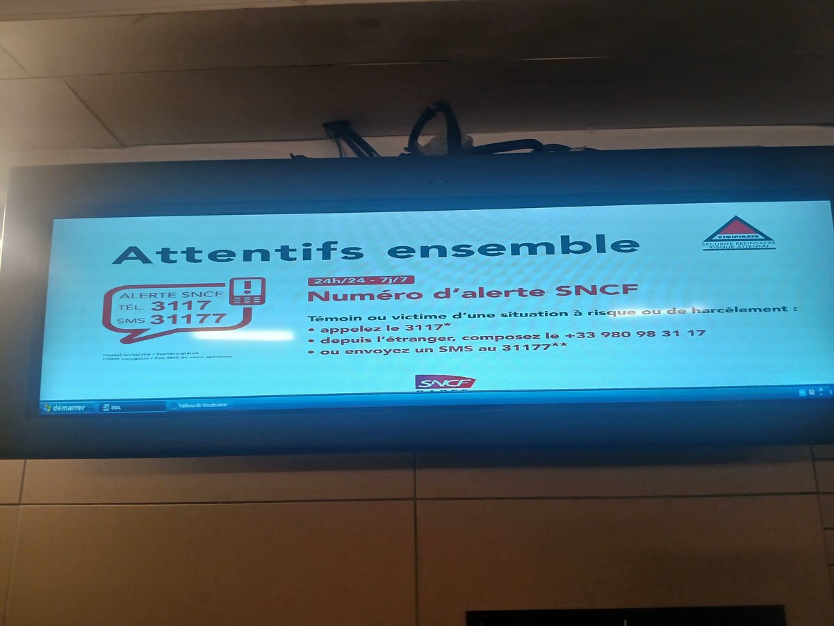Un écran montrant la barre des tâches Windows Vista dans une gare