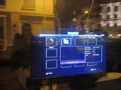 Un écran d'affichage montrant un menu de sélection de contenus média
