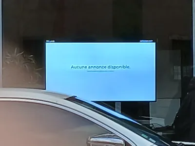 Un écran public montrant "aucune annonce disponible"
