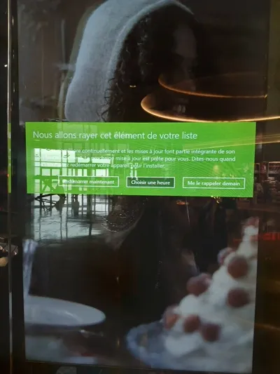 Un écran d'affichage dans une agence immobilière avec un écran vide