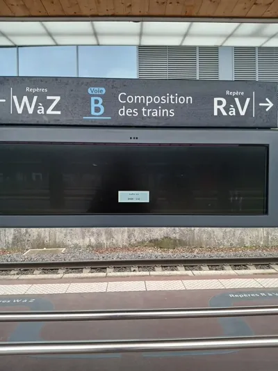 Ecran noir sur un quai de gare avec un message d'erreur à l'envers