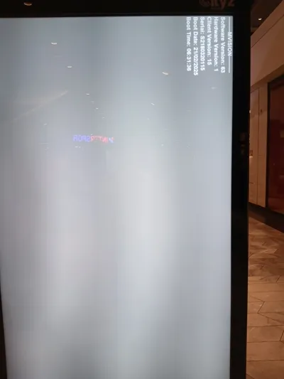Un écran d'affichage noir avec un message de travers dans un centre commercial