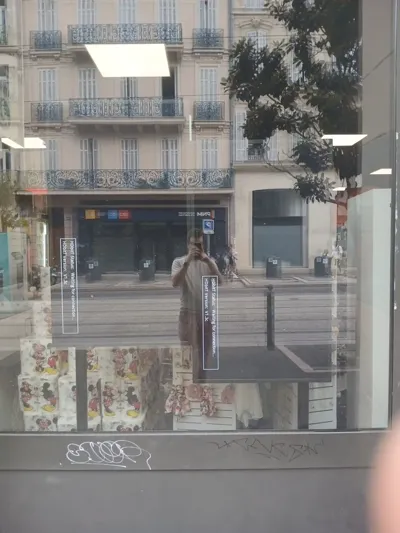 Deux écrans d'affichage noirs
