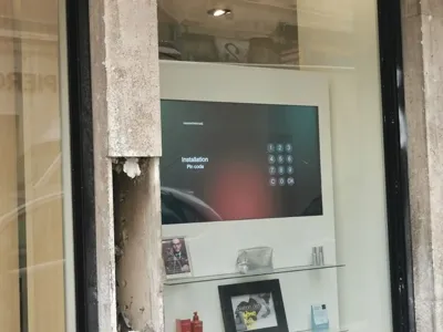 Écran public montrant écran verrouillé demandant un code