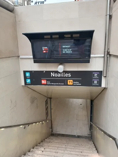 Un écran public affichant une interface de débogage à l'entrée du métro