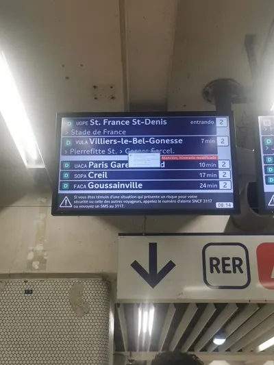 Écran public dans une gare affichant une erreur Windows