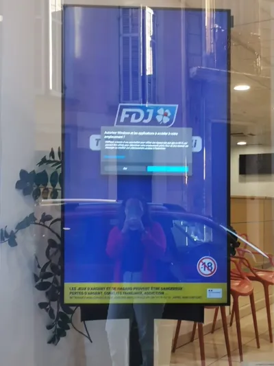 Un écran public montrant une demande de consentement au partage de la localisation