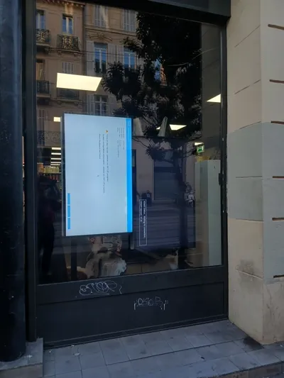 Deux écrans d'affichage, un noir, un montrant une erreur