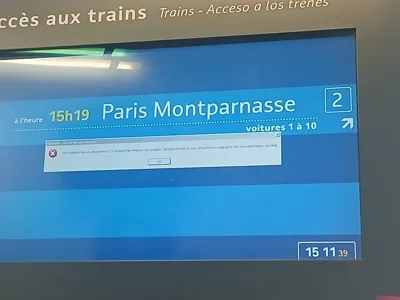 Écran d'affichage dans une gare montrant une erreur Windows