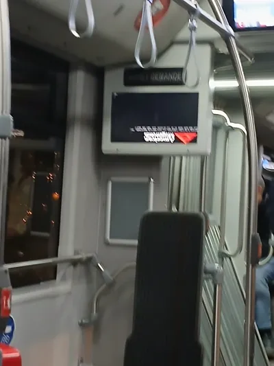 Écran d'affichage dans un bus montrant un écran American Megatrends