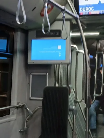 Un écran d'affichage dans un bus montrant un écran bleu Windows