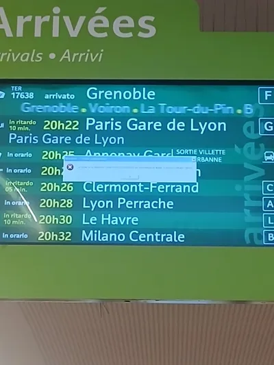 Écran d'affichage dans une gare montrant une erreur Windows