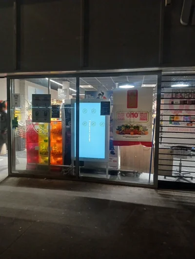 Un écran noir dans une vitrine de supermarché