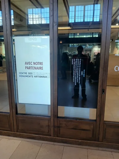 A black public display screen with a 'no source' message