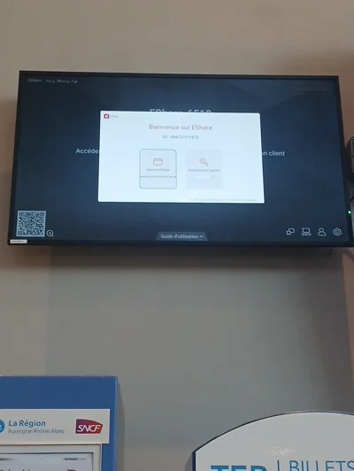 Un écran d'affichage en gare montrant l'interface d'un logiciel