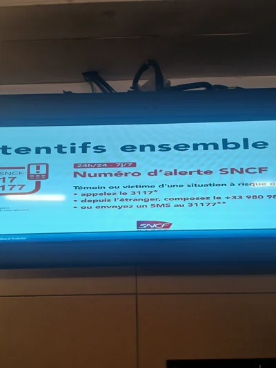 Un écran montrant la barre des tâches Windows Vista dans une gare
